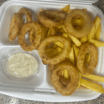 83 Onion Rings mit Pommes (10 Stk)